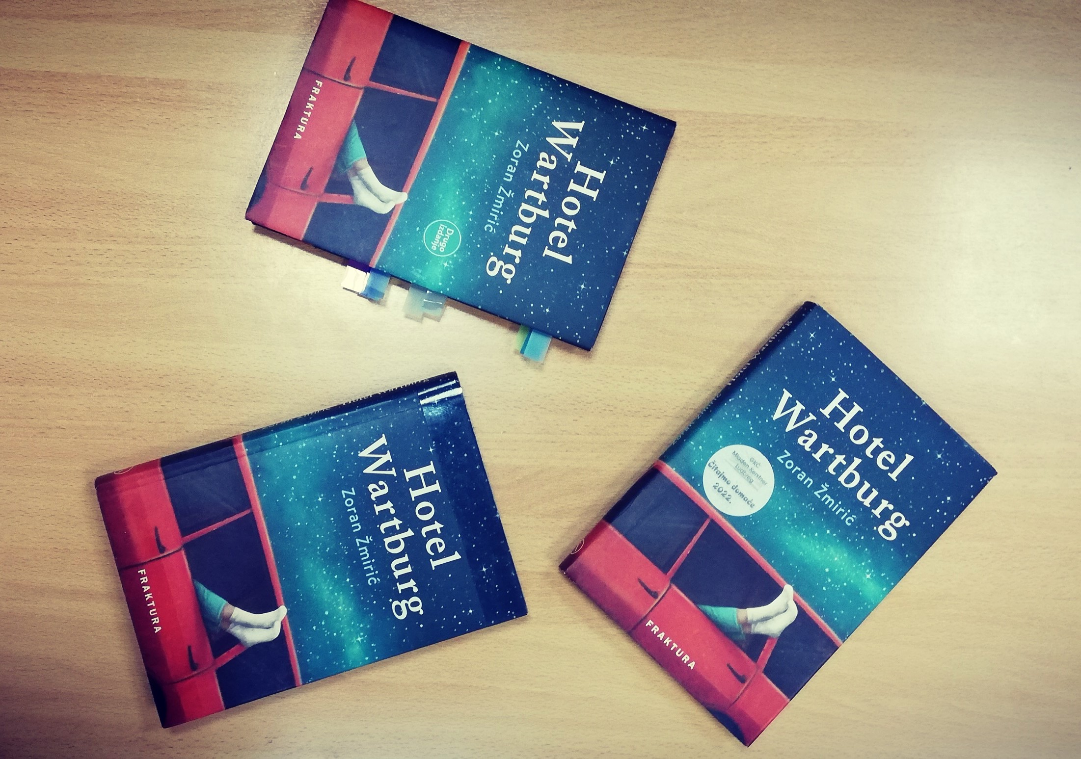 Fotografija prikazuje tri knjige Hotel Wartburg Zorana Žmirića.